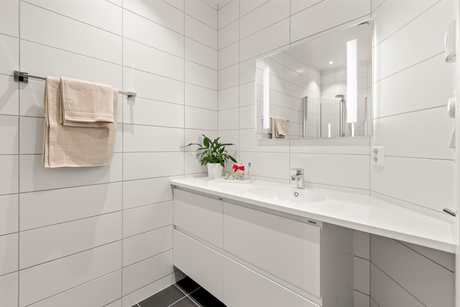 Legg merke til den spesialtilpassede benkeplaten av corian. Galleribilde