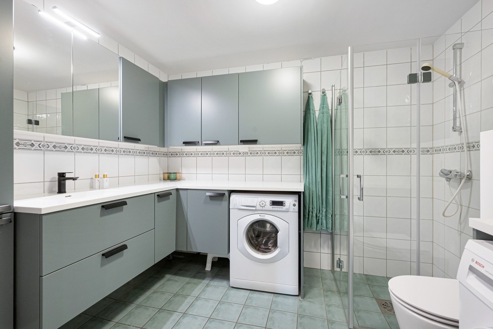 På badet er plassen godt utnyttet Galleribilde