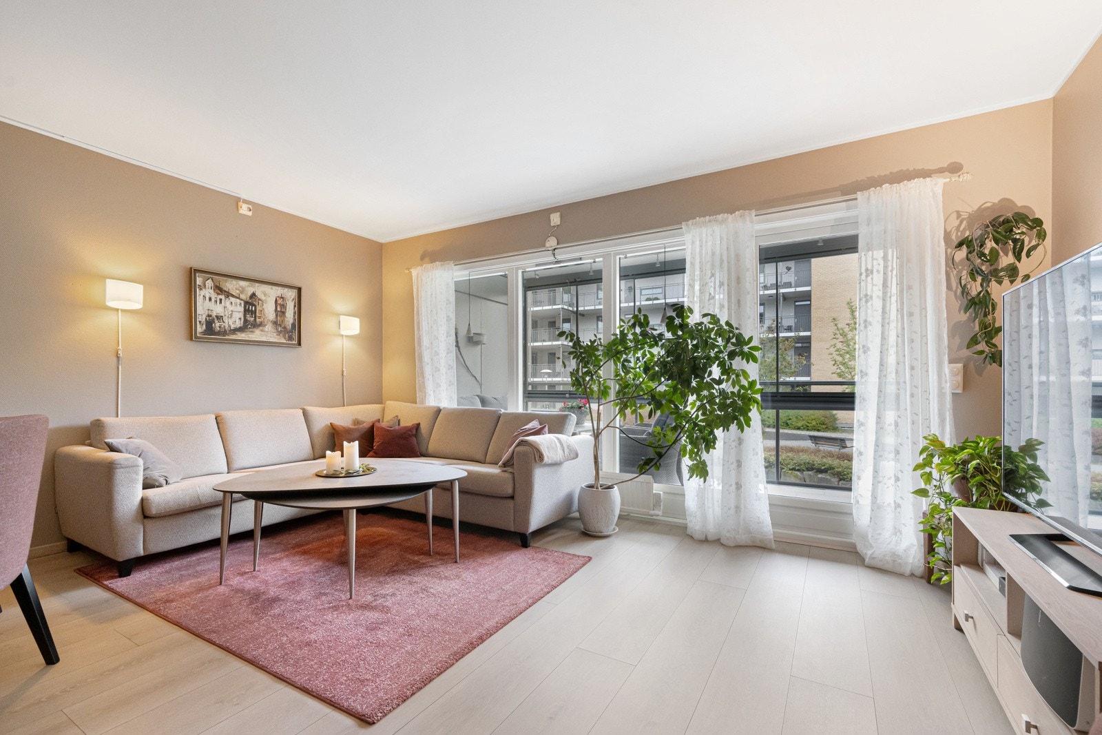 Fra stue er det adkomst til innglasset balkong Galleribilde