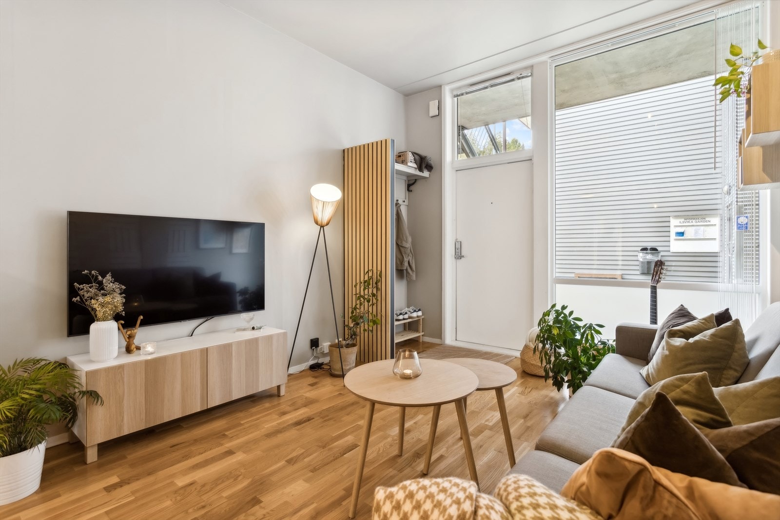 Den store vindusflaten gir mye lysinnslipp i stuen. Galleribilde