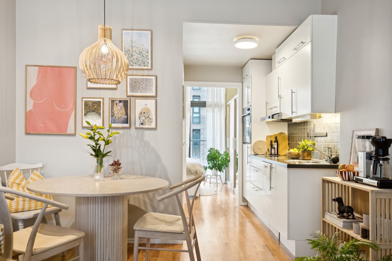 Det er plass til både spisebord og sofagruppe i stuen. Stuen har en meget god takhøyde som gjør at man går en god romfølelse. Galleribilde