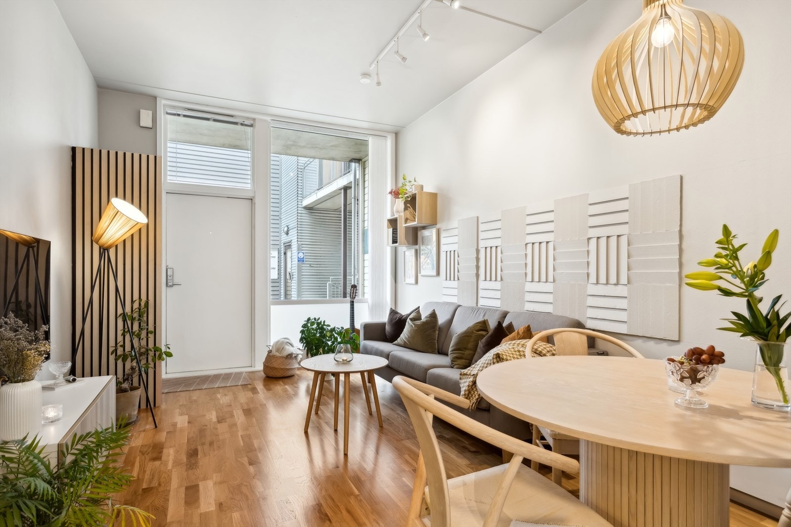 Stuen er på 16,6 kvm og har store vindusflater som gir godt med lysinnslipp. Galleribilde