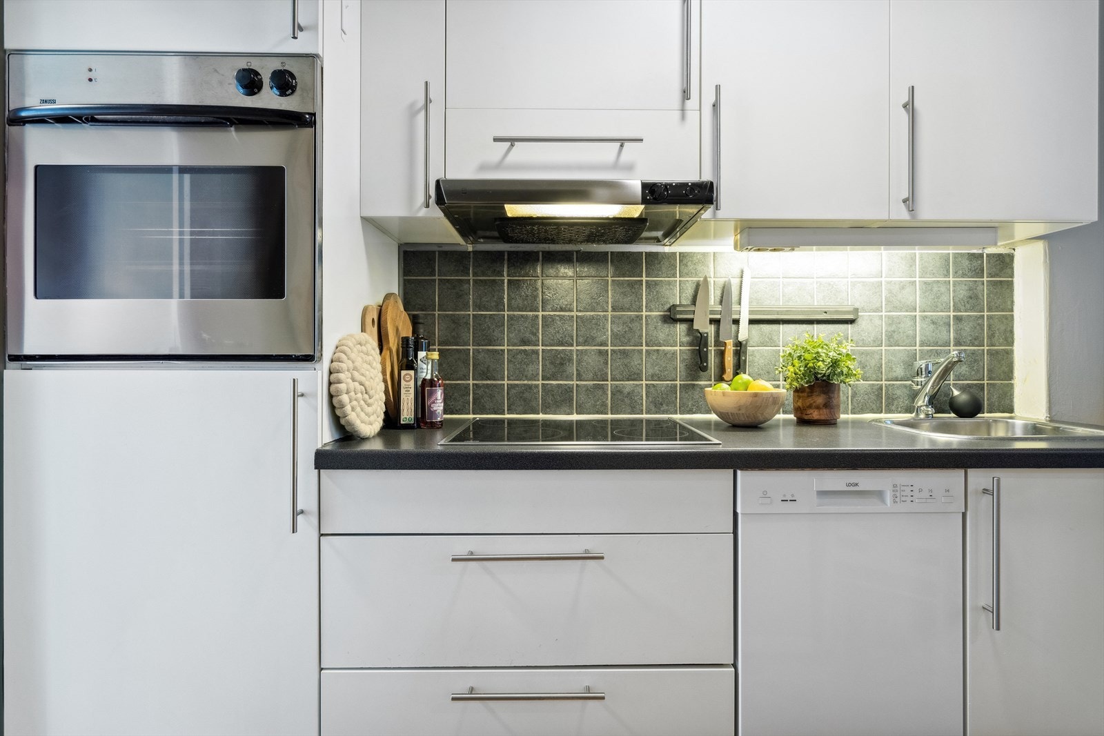 Kjøkkenet har integrert kjøleskap, platetopp og stekeovn. Galleribilde