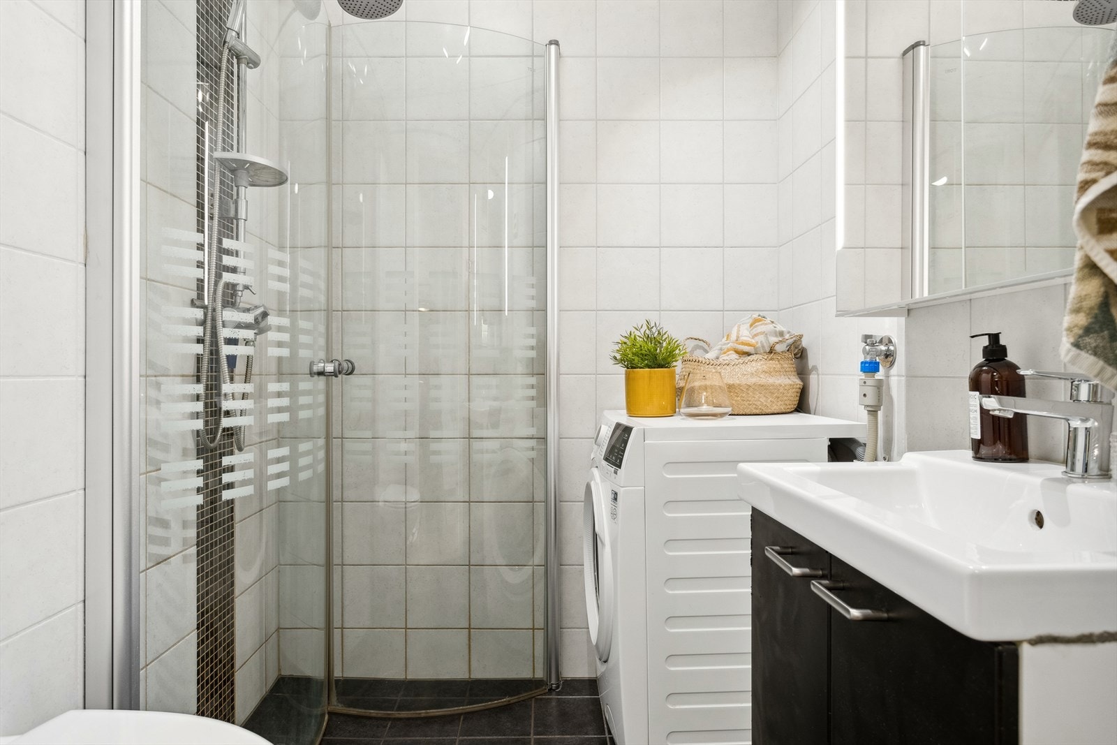 Lyst baderom på ca. 2,6 kvm. med opplegg for vaskemaskin. Galleribilde