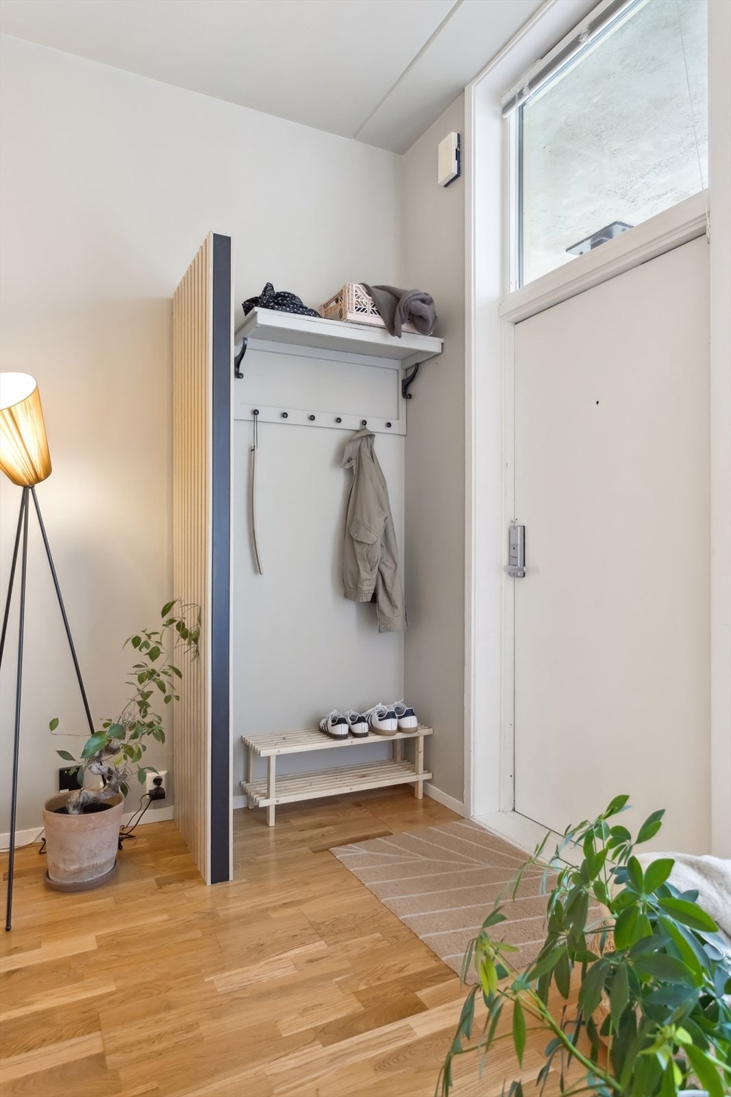 Det er plass til garderobeløsning ved ytterdøren. Galleribilde