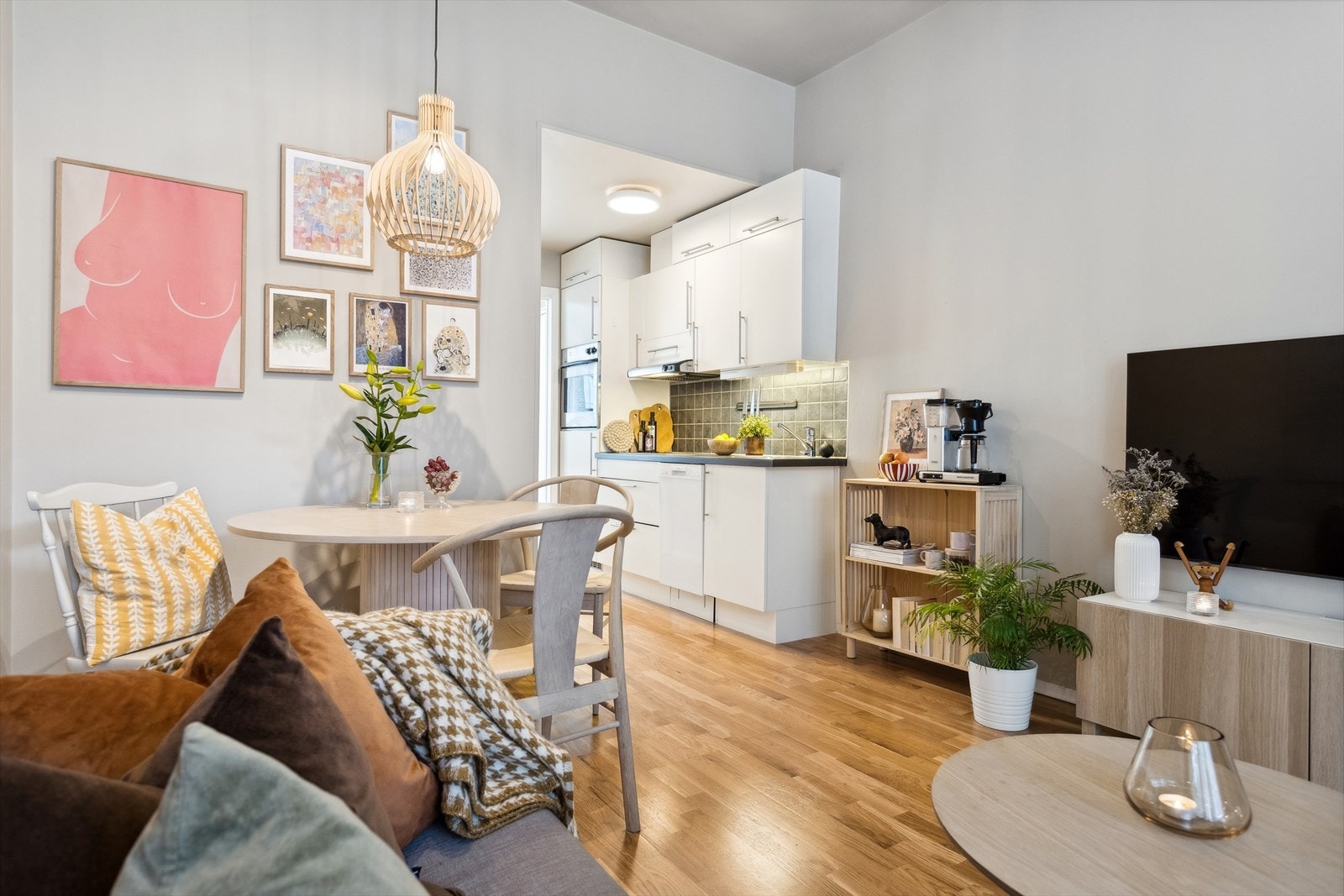 Åpen stue- og kjøkkenløsning på ca. 19,9 kvm. Ekstra lydisolering i stue. Gipsvegg bak Tv og lydplater bak sofa) Galleribilde