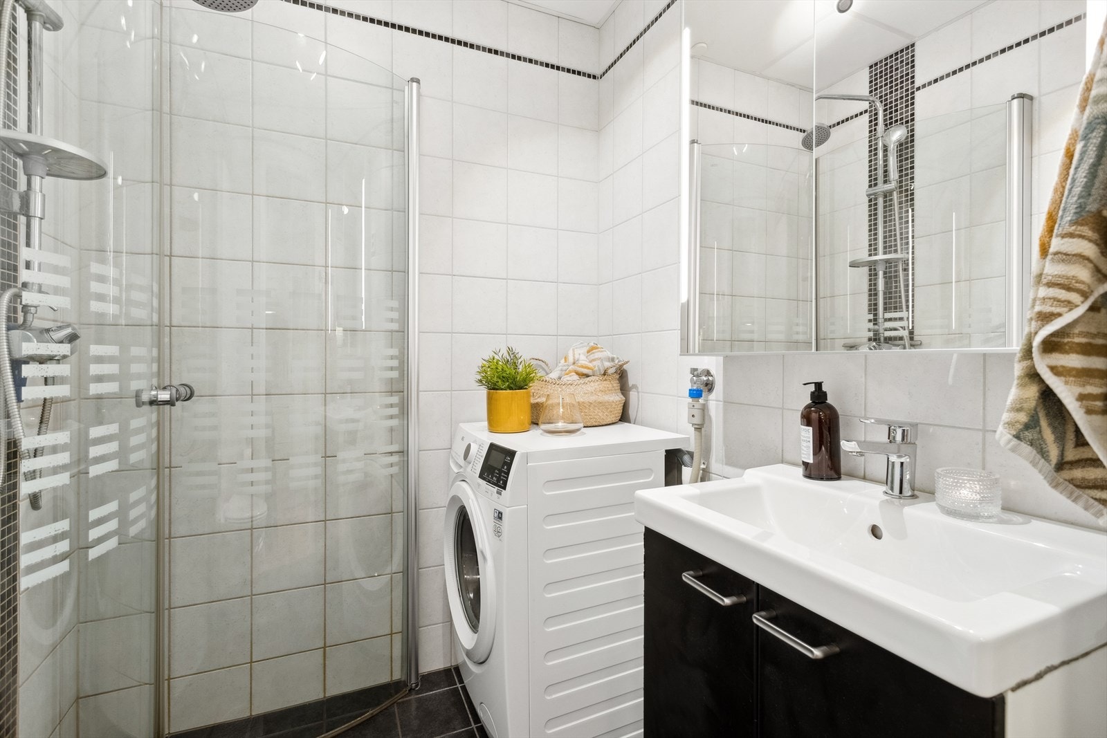 Badet har flis på vegger og gulv. Galleribilde