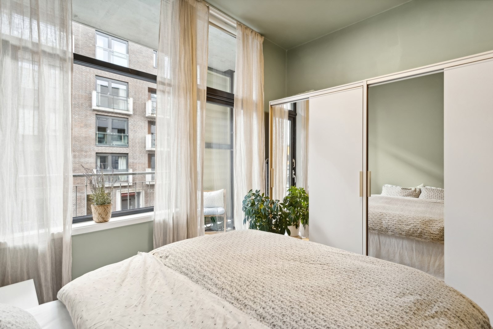 Lyst og romslig soverom på ca. 8,7 kvm. Det er god plass til dobbeltseng og garderobeløsning. Galleribilde