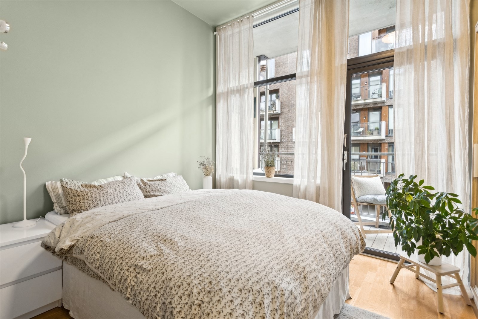 Store vindusflater gir mye lysinnslipp på soverommet. Galleribilde