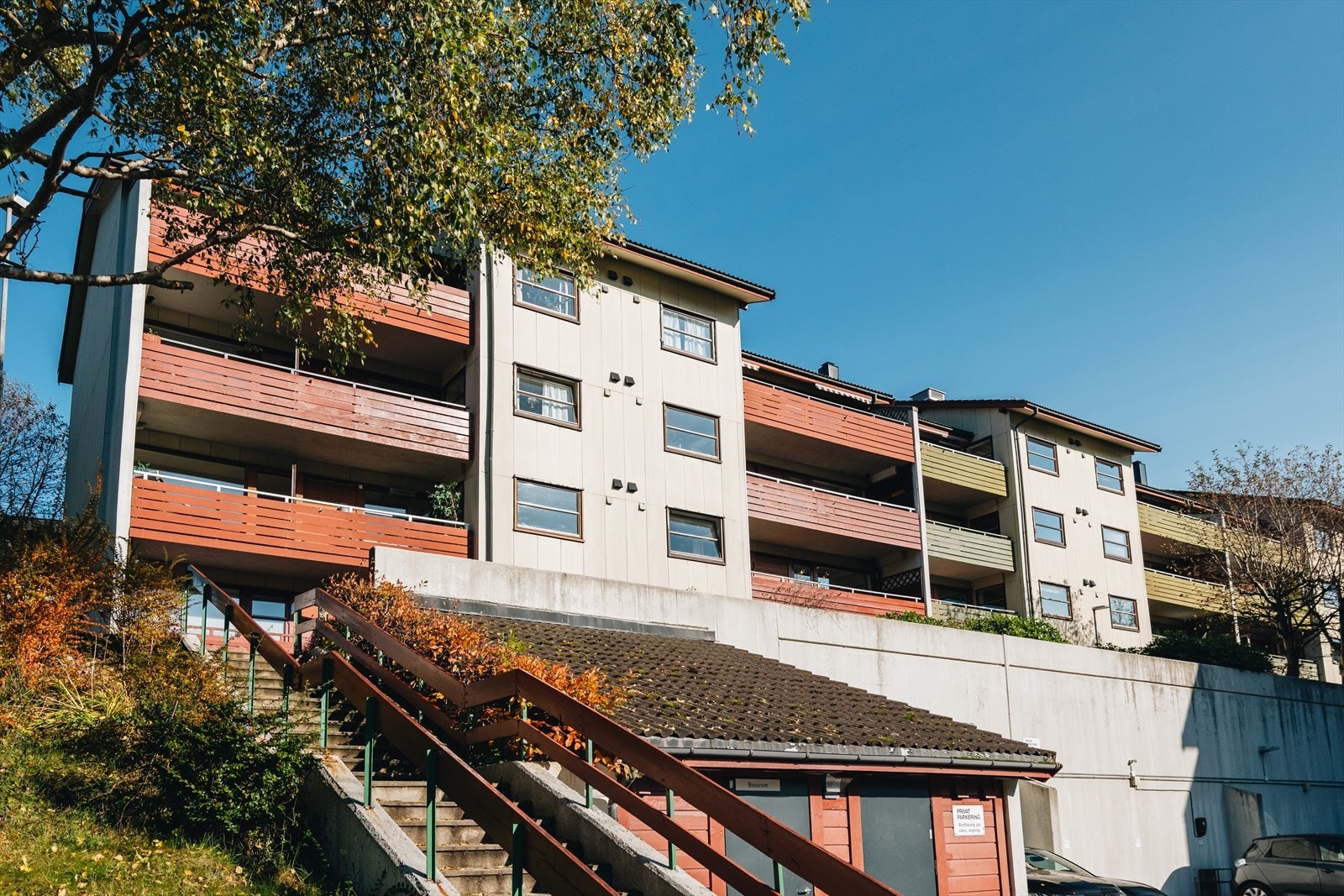 Leiligheten har garasjeplass med el-billader. Øvrig parkering i gate (sone). Fin plassering i 2. etasje. Galleribilde