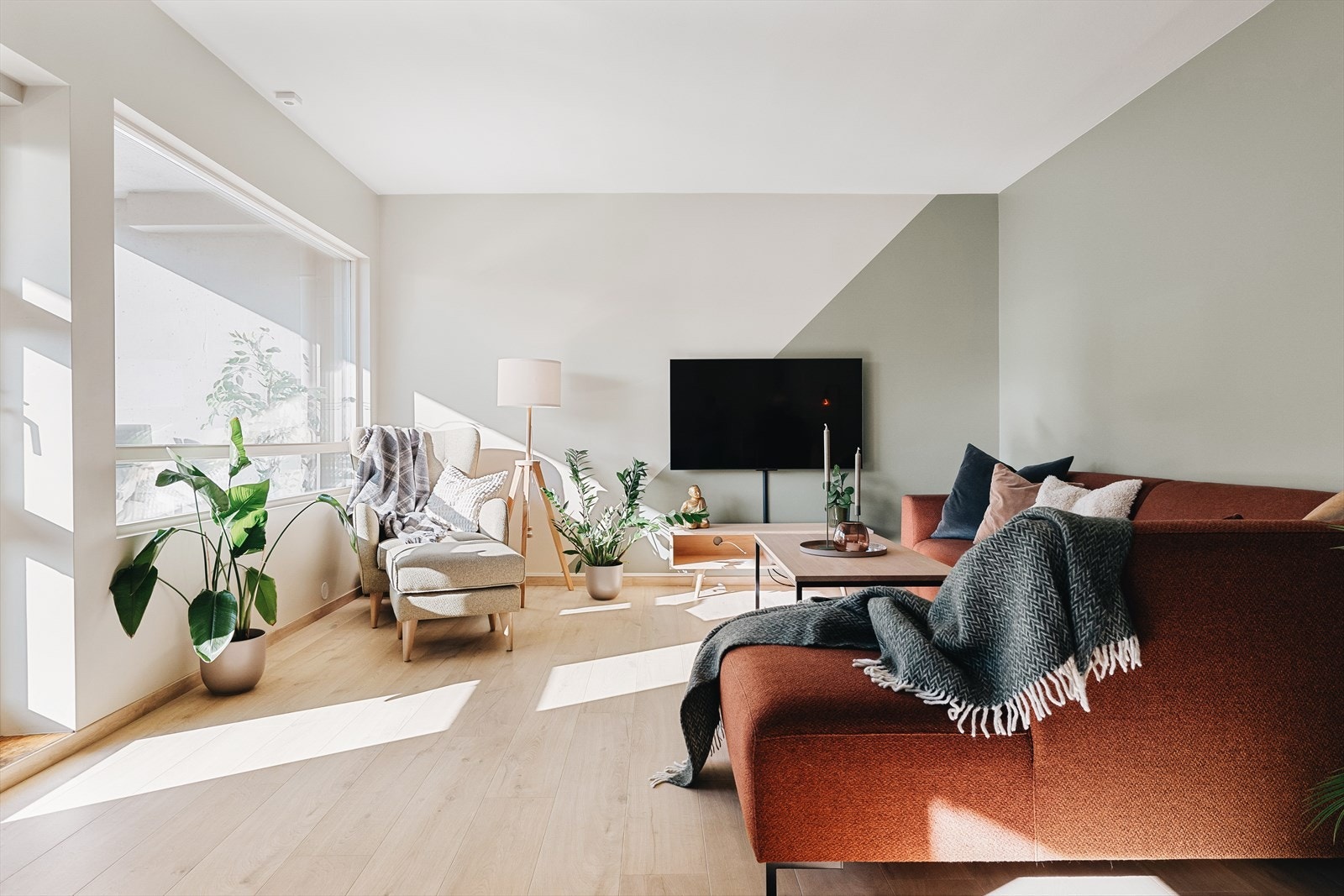 Det er slette overflater, samt listefrie overganger til himling og rundt vinduer. Galleribilde