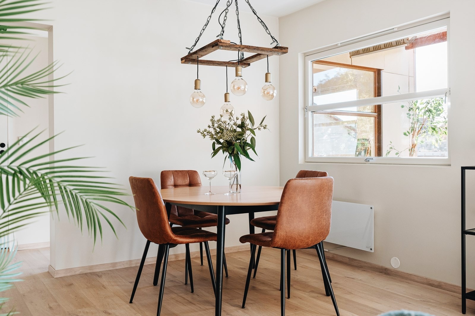 Stue er 26,7 m², og har store vindusflater langs hele siden. Gjennomgående lys én-stavs laminat på gulv, med lister i tilsvarende farge. Galleribilde