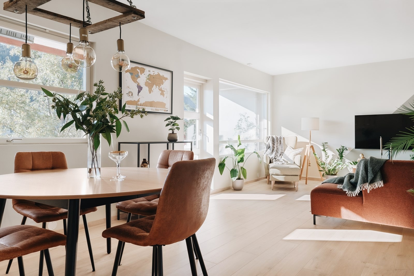 Leiligheten er gjennomført delikat. Påkostede kvaliteter, suveren planløsning og eventyrlig lysinnslipp. Galleribilde