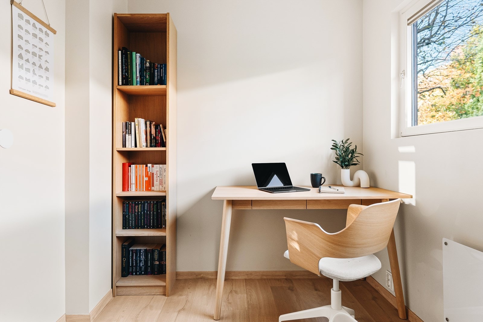 Det tidligere tredje soverommet var ønsket benyttet som kontor. Derfor er det delvis åpnet opp for hyggeligere, luftigere atmosfære. Galleribilde