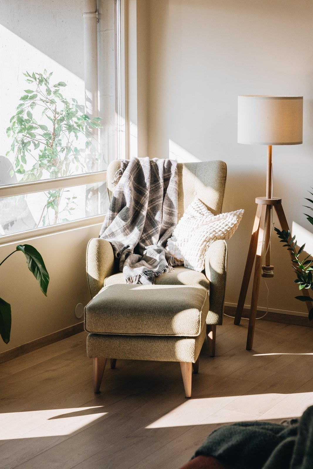 Fint med rom for å møblere med gode sittegrupper - selger har innredet med både stor sofa og en lesekrok. Galleribilde