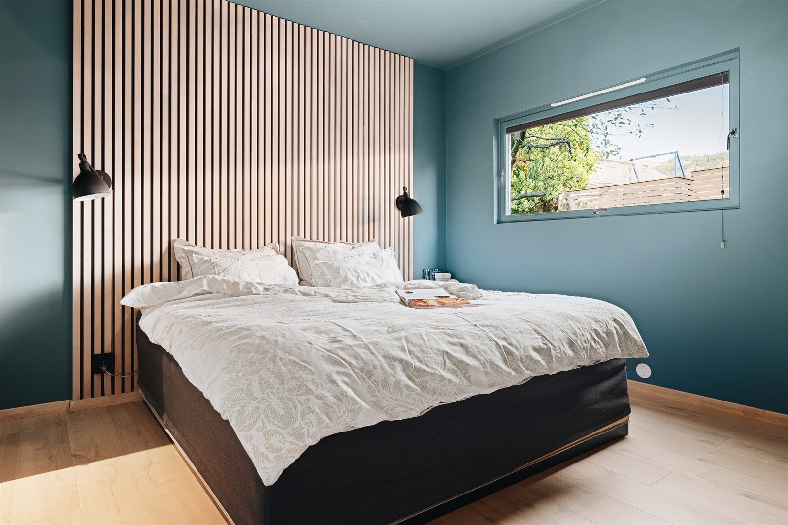 Hovedsoverom er delikat, stort (13,7 m²) og har østvendt vindu med morgensol (svalt på kveldstid). Galleribilde