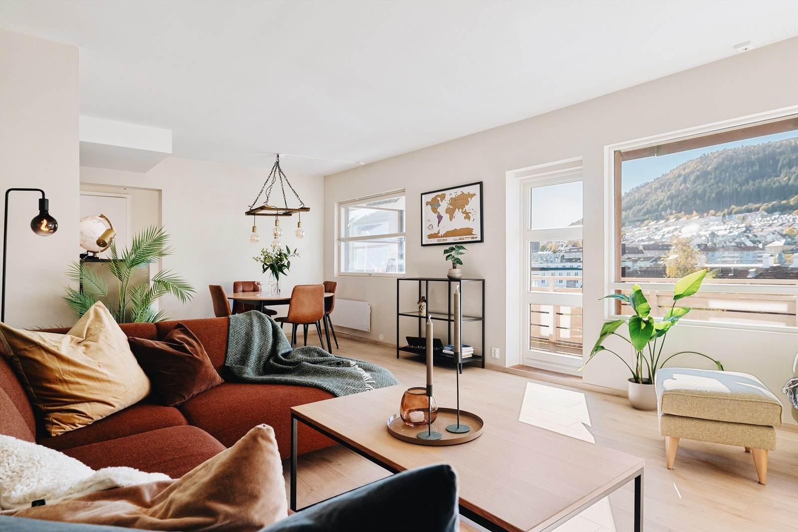 Vinduene ligger høyt i terrenget med nydelig utsikt mot bl.a. Løvstakken, og uten sjenerende innsyn. Galleribilde