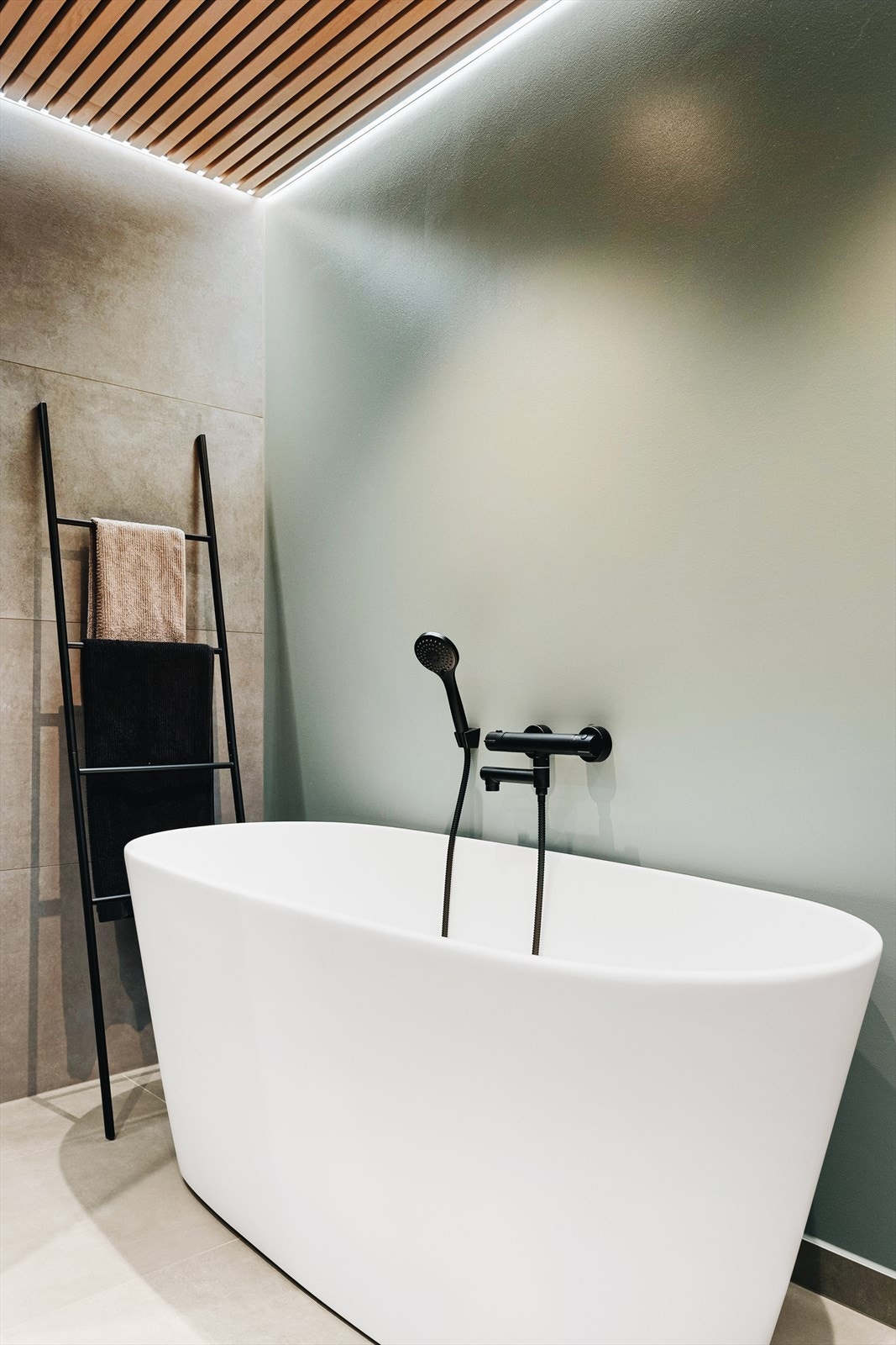 Downlights i spotter, samt indirekte belysning med list i spilet himling. Lekkert utført med malte (våtromsmaling) flater kombinert med fliser på gulv og i dusjsone. Galleribilde