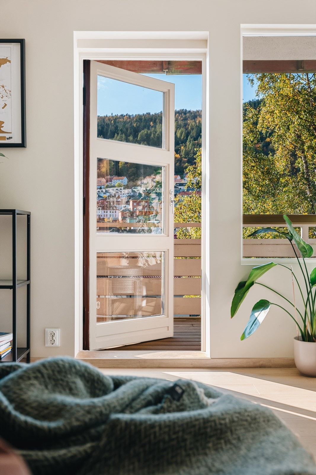 Finværsdagene er det herlig med direkte utgang til altan. Enkelt å trekke ut for å nyte solstrålene de dagene de er der. Galleribilde