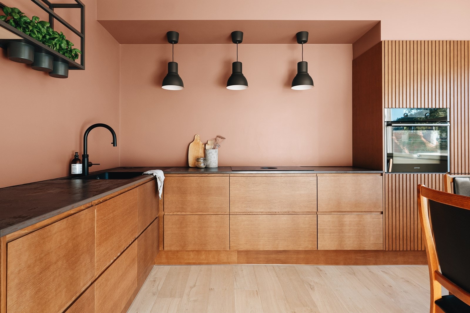 Fin brytning med slette overflater på underskap, og spiler på høyskap. Innredning er fra JKE, og er i eik. Galleribilde