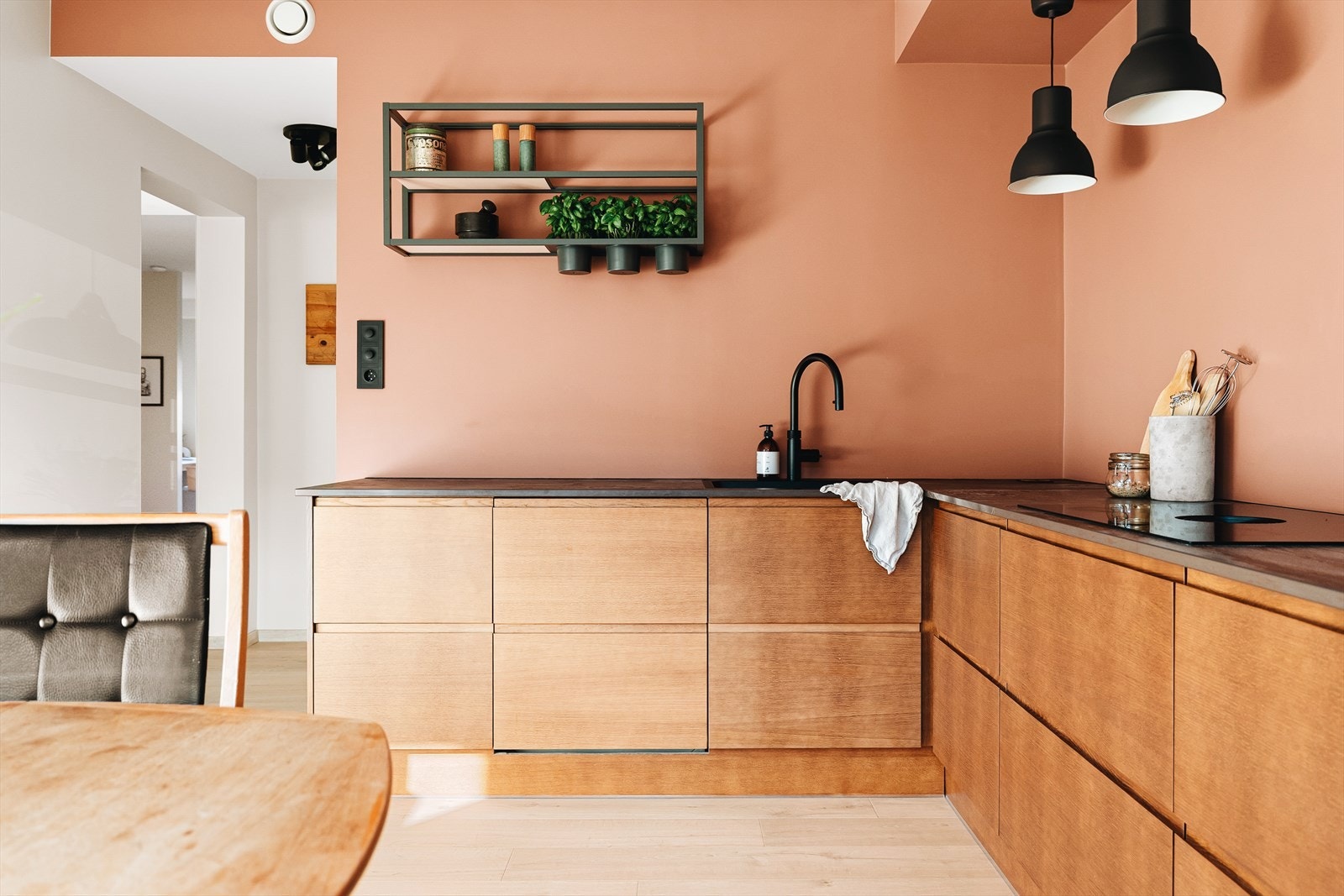 Blant annet kjøkken er påkostet ifbm. renovering. Et aldeles nydelig rom med tidløs, lekker og svært funksjonell innredning. Galleribilde