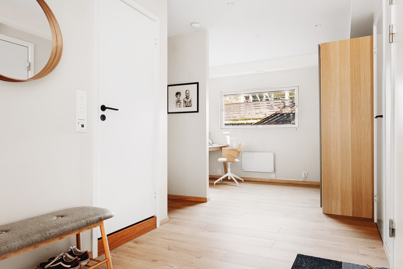 Godt førsteinntrykk med lys (vinduer i begge ender) og åpen entré. Her er kontor delvis skjermet fra gang. Galleribilde