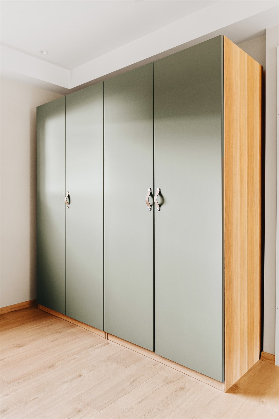 Generøs garderoberekke til bl.a. yttertøy og øvrig oppbevaring. Galleribilde