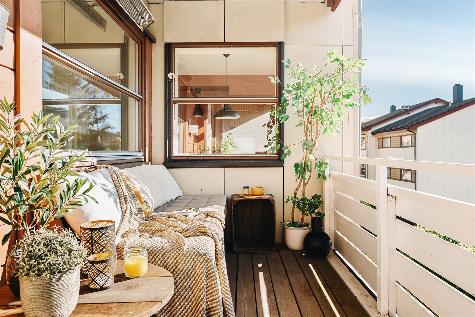 Stor, lys og rålekker 3(4)-roms leilighet. Renovert (fagfolk) i 2020. Stor altan (11,7 m²). Sør-vestvendt med sol fra ca. 12-21 sommerstid. Galleribilde