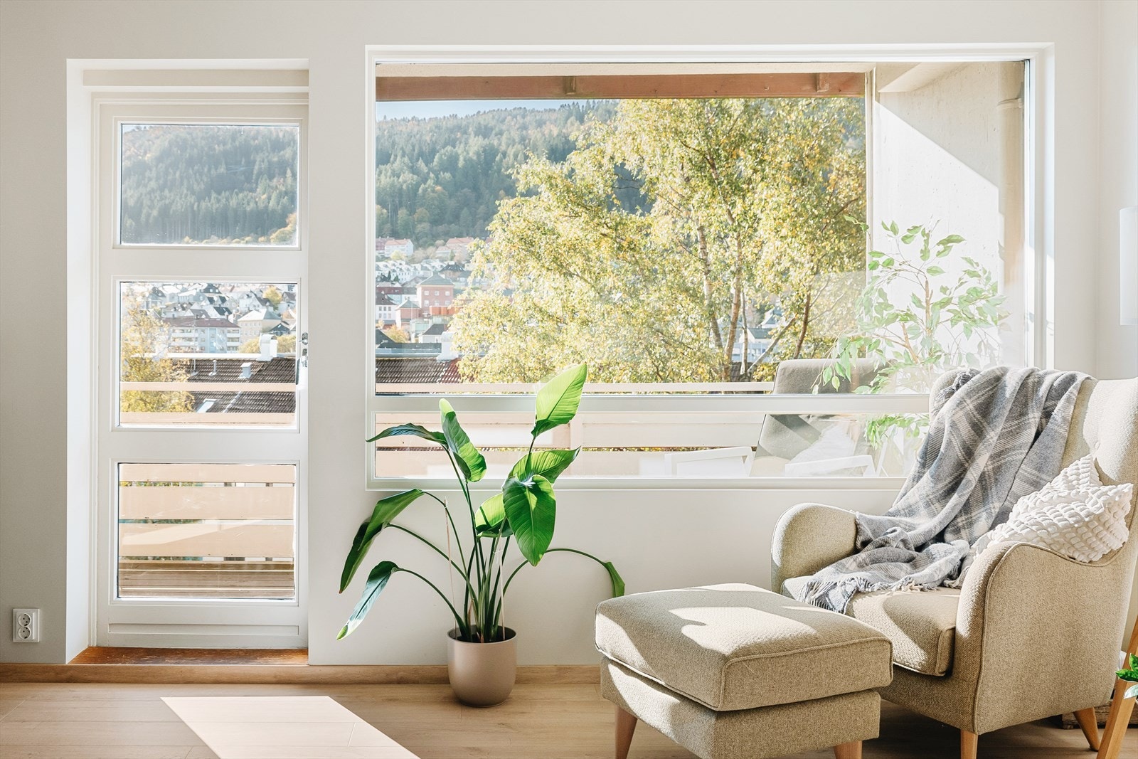 Dagslys og vakre omgivelser gjør bare noe med atmosfæren i et rom - det er godt å være i stuen. Galleribilde