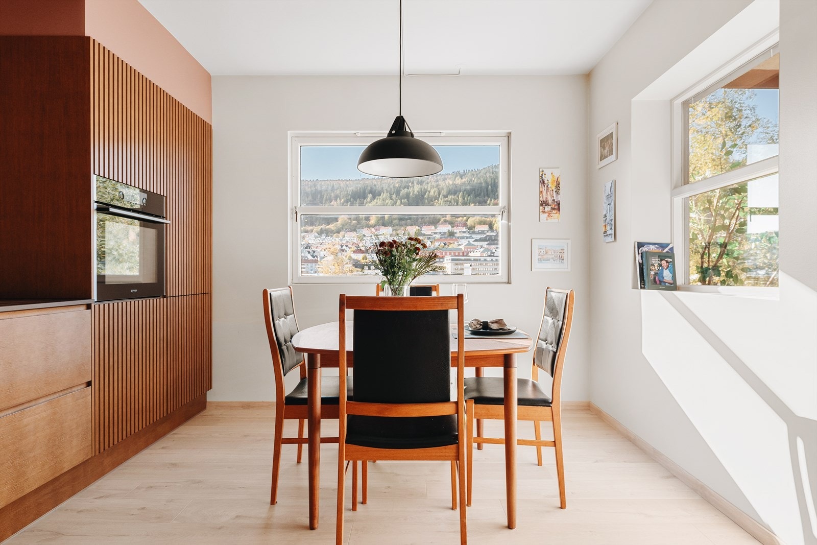 En optimal løsning med separat stue og kjøkken - men likevel sosial sone på kjøkkenet. Her er god plass til gjester mens kokken er i sving. Galleribilde