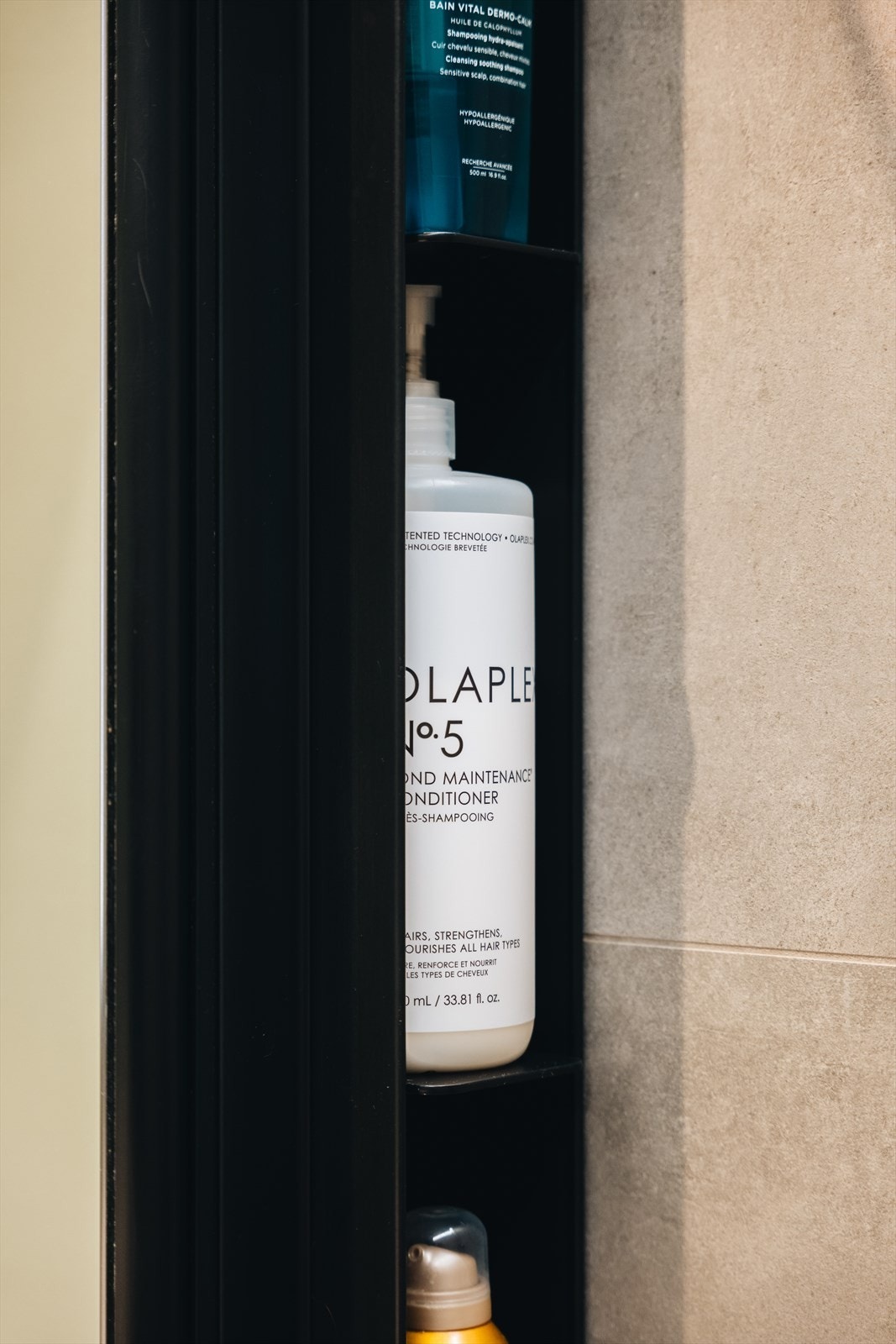 En (av mange) praktiske detaljer er den kamuflerte hyllen i dusjveggen, der baderomsartiklene ikke synes fra resten av badet. Galleribilde