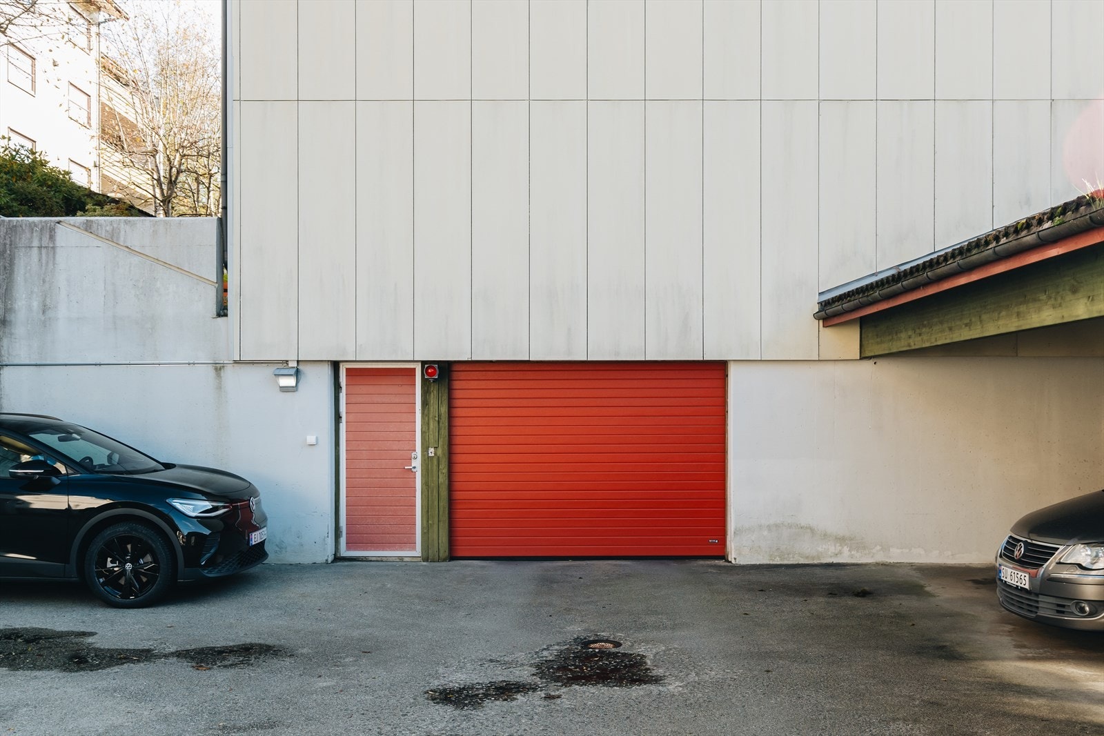 Fast garsjeplass i lukket garasjeanlegg. Selger har montert ladestasjon på plass som medfølger leiligheten. Galleribilde