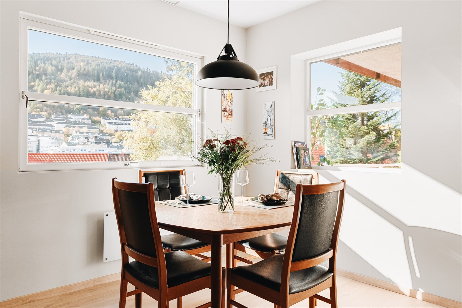 Nydelige lysforhold med vinduer på to sider i rommet. Et herlig rom å være i. Galleribilde