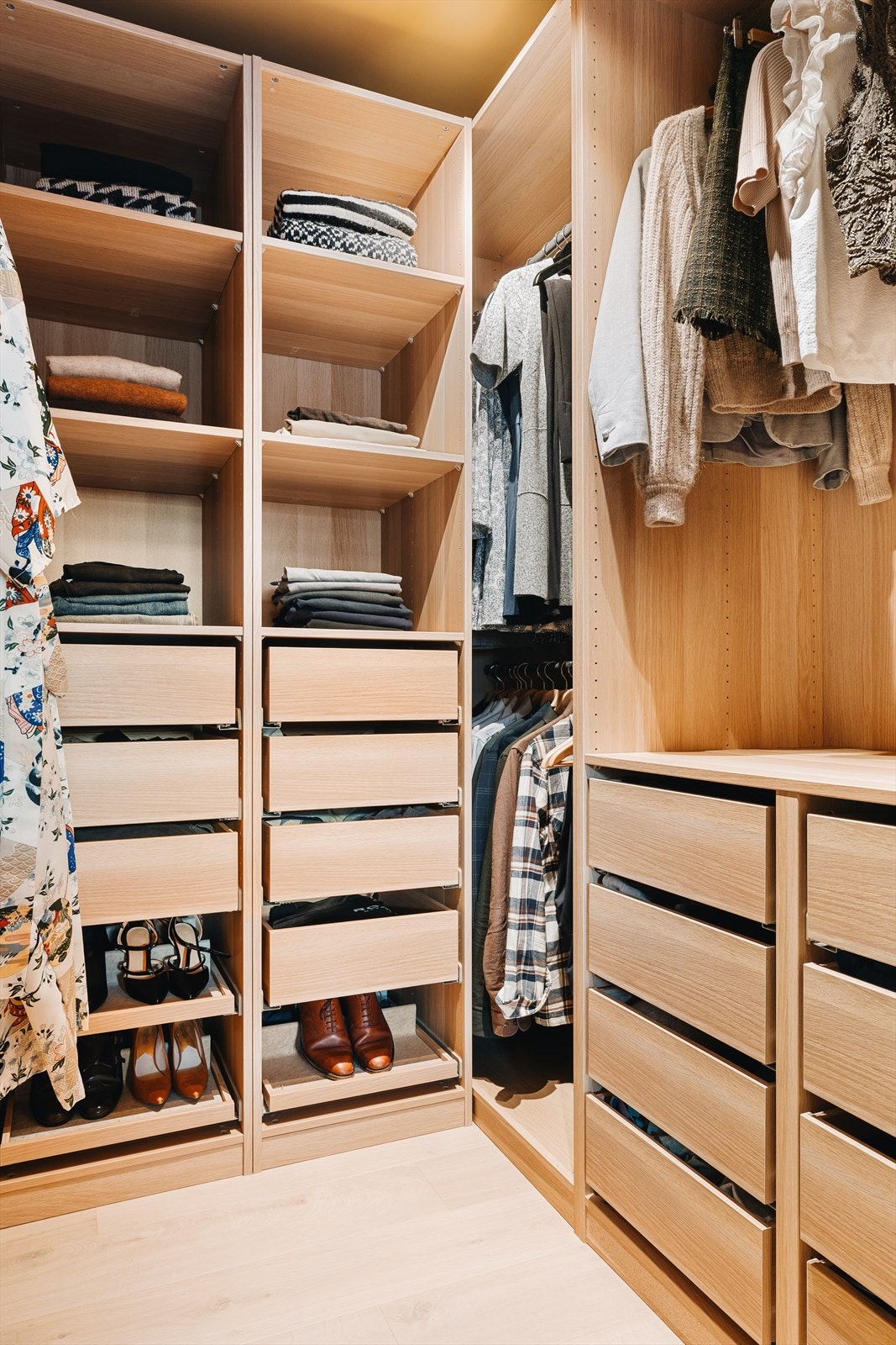 Meget praktisk innredet (PAX) med oppheng, hyller og skuffer. Galleribilde