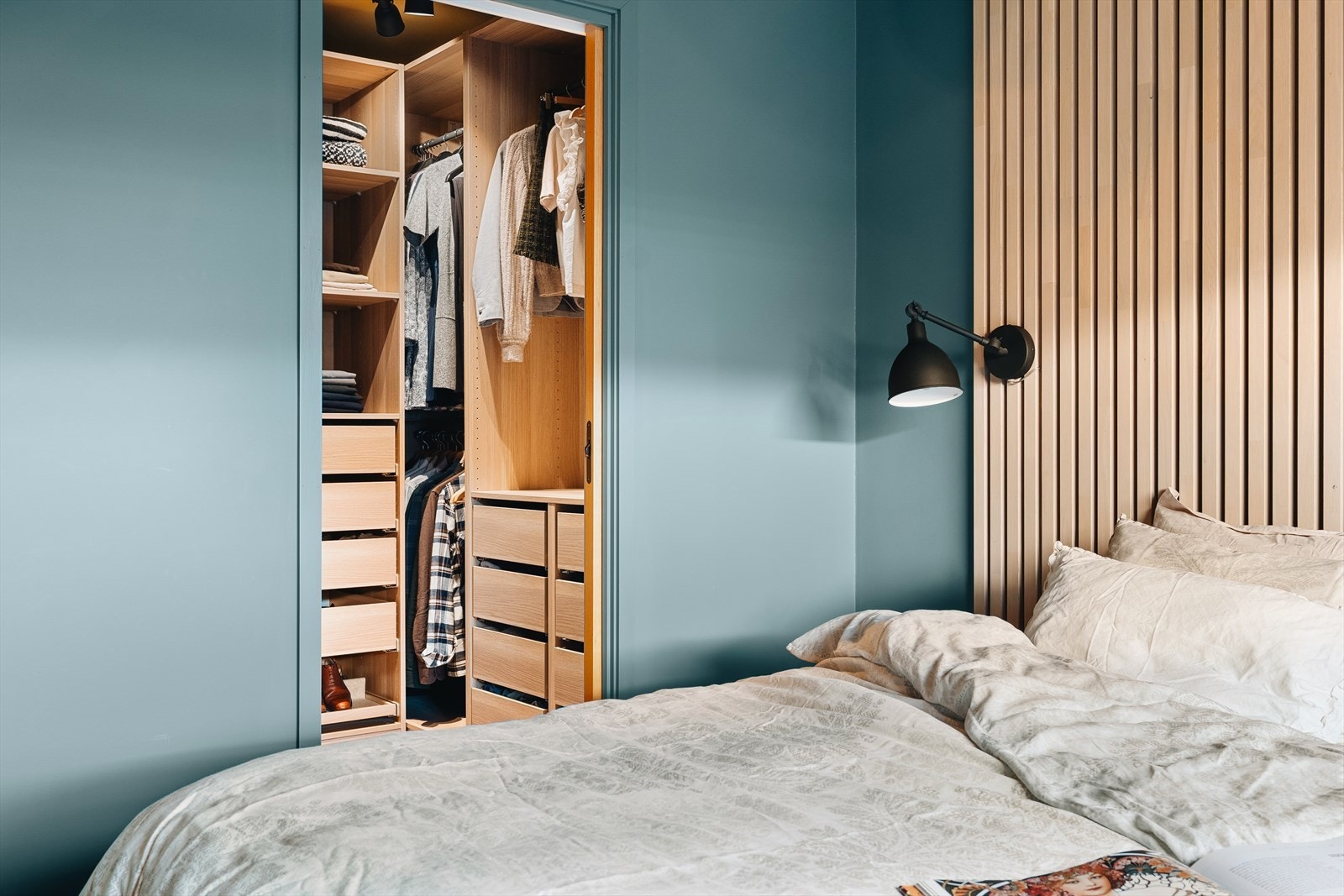 Skyvedør skjermer garderoberommet, som gjør det enkelt å holde det ryddig på soverommet. Galleribilde