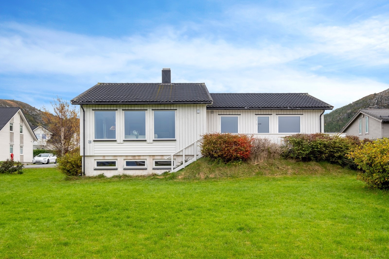 Romslig hage i front av boligen Galleribilde
