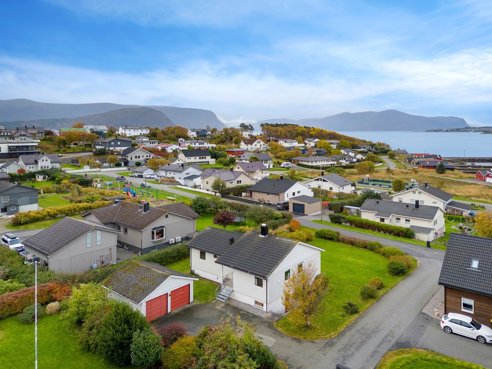 Fra eiendommen er det kort avstand til barnehage, bussholdeplass, småbåthavn og butikk Galleribilde