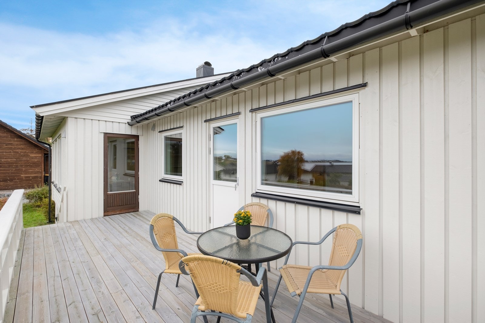 Terrassen er vestvendt med gode solforhold Galleribilde