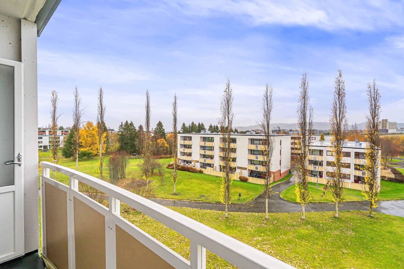 Flott utsikt mot grøntarealer fra luftebalkong. Galleribilde