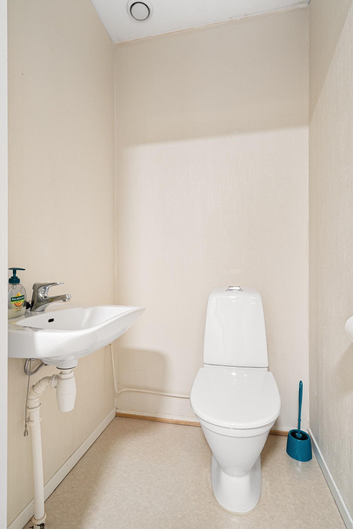 Praktisk eget toalettrom. Galleribilde