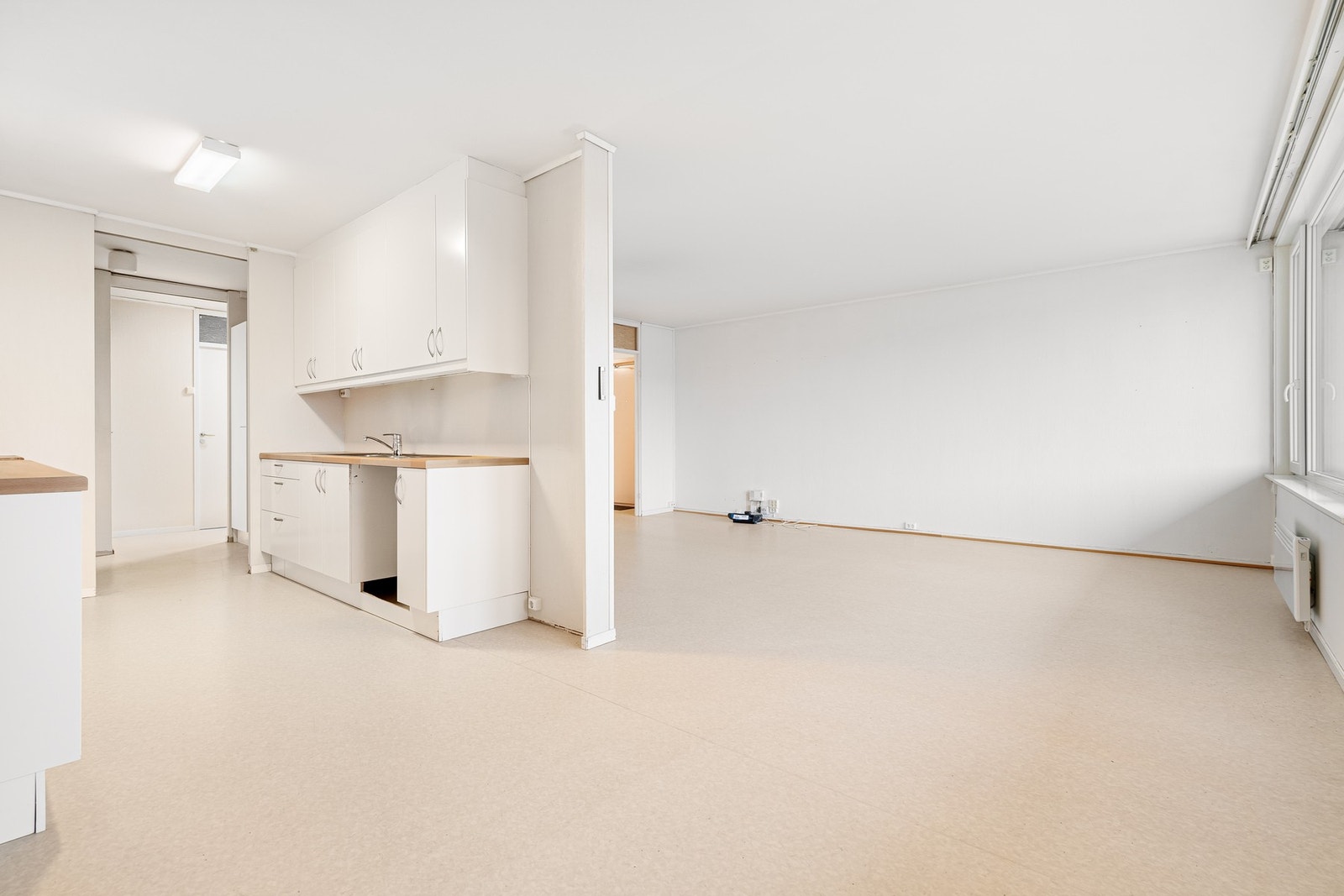 Lettvegg mellom stue/kjøkken. Galleribilde