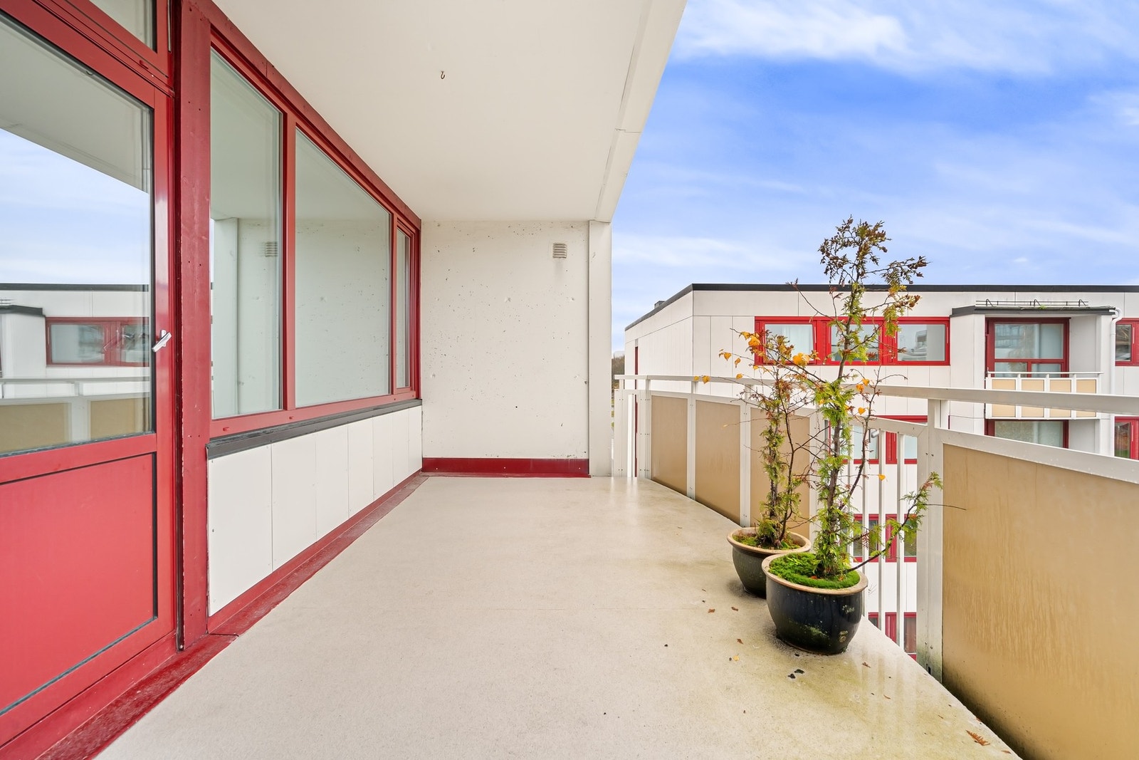 Fra stuen er det utgang til en romslig og koselig vestvendt balkong. Galleribilde