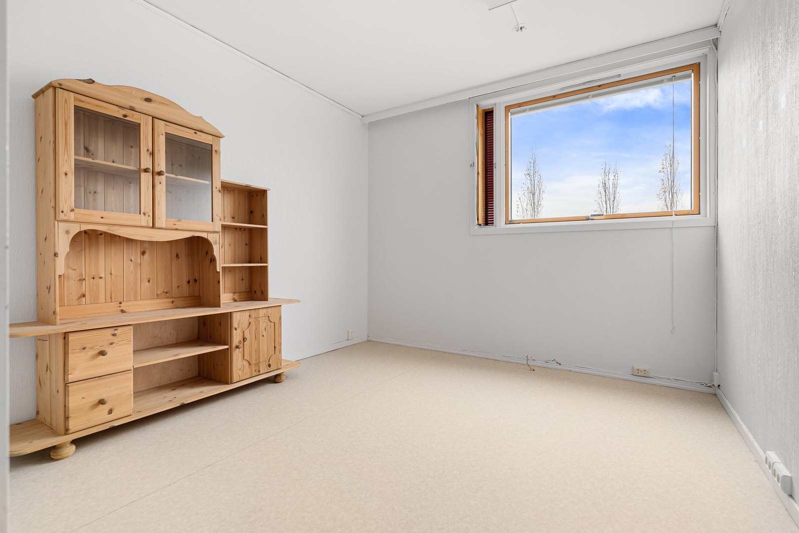 Soverom på 11m² med store vindusflater. Galleribilde