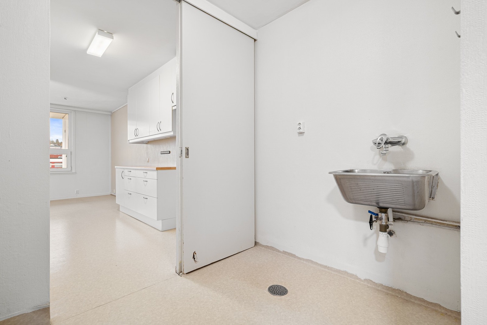 Praktisk vaskerom i tilknytning til kjøkken og gang. Galleribilde