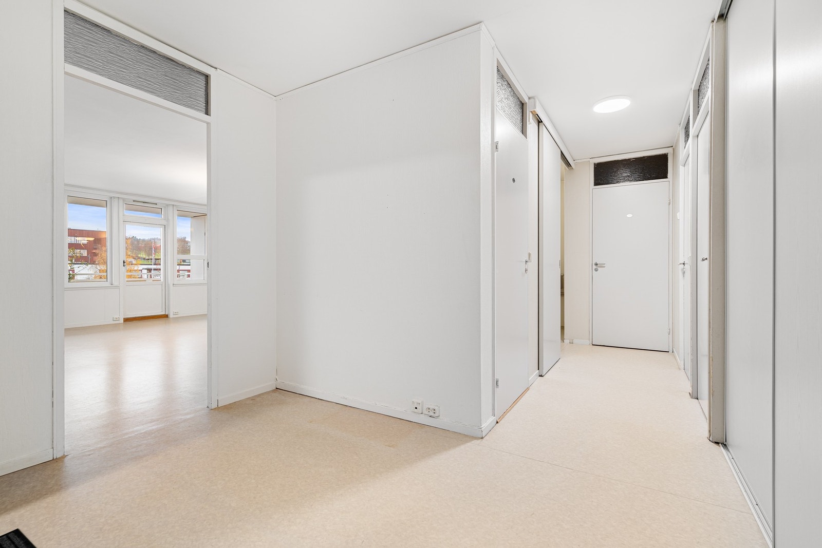 Entré med plassbygde garderobeskap. Galleribilde