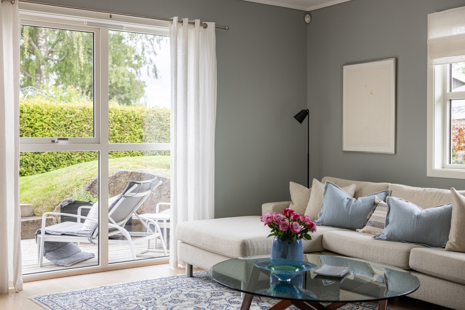 Rommet har vindusflater mot hele tre ulike himmelretninger som sørger for rikelig med naturlig lys. Galleribilde