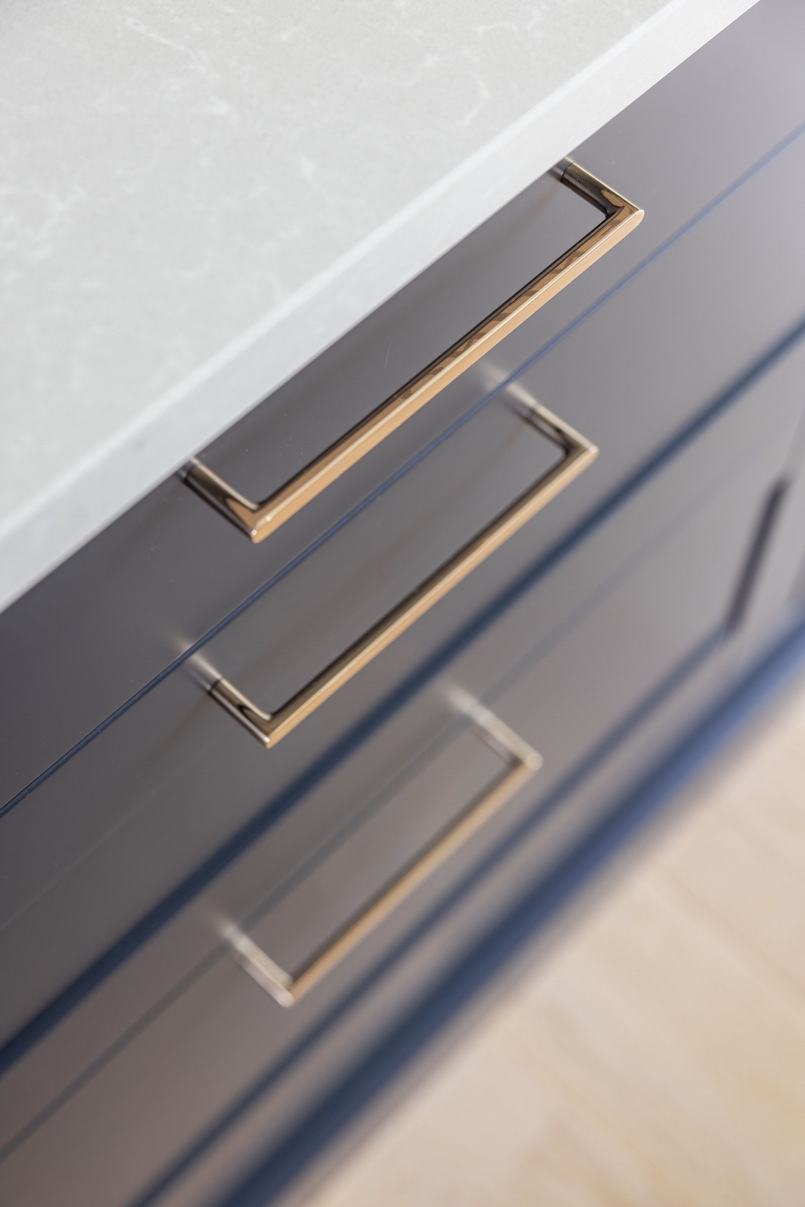 Flotte håndtak og armatur i messing. Galleribilde