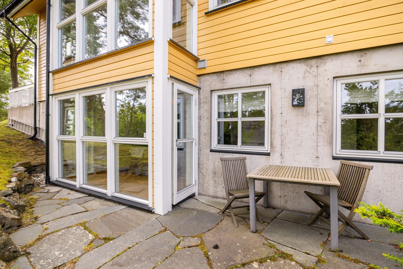 I boligens kjelleretasje er det innredet med en hybeldel på 56m² som gir gode muligheter for skattefrie leieinntekter. Det foreligger ferdigattest på bruksendring av kjeller til nåværende bruk. Galleribilde