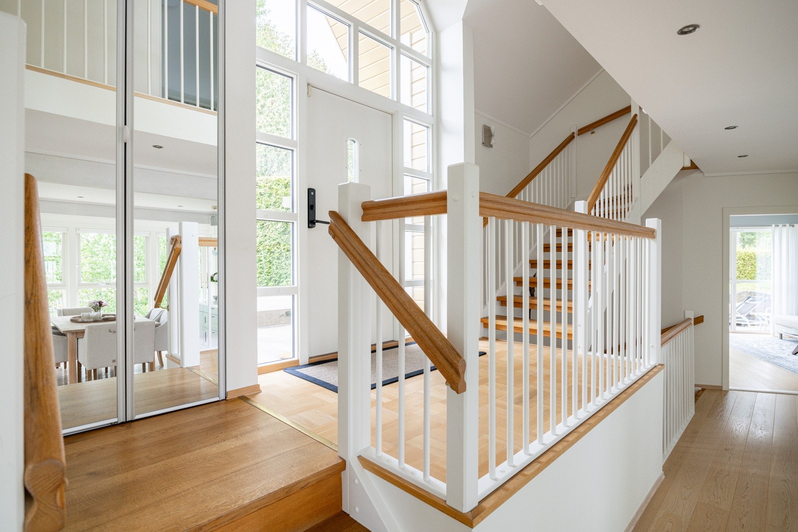 Du ønskes velkommen inn i en flott entré som gir et godt førsteinntrykk. Galleribilde