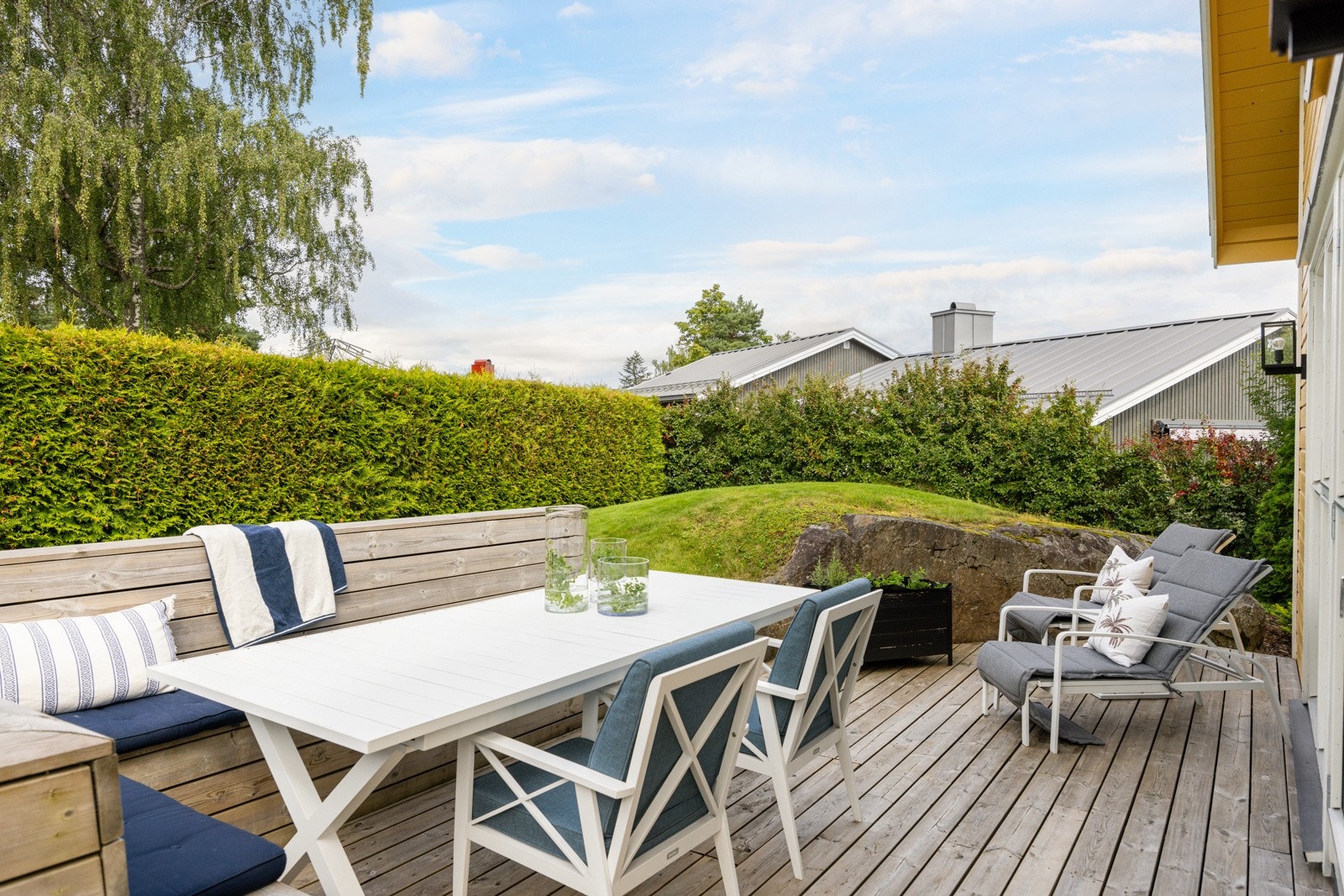Fra tv-stuen har du utgang til en fin og solrik vestvendt terrasse. Galleribilde